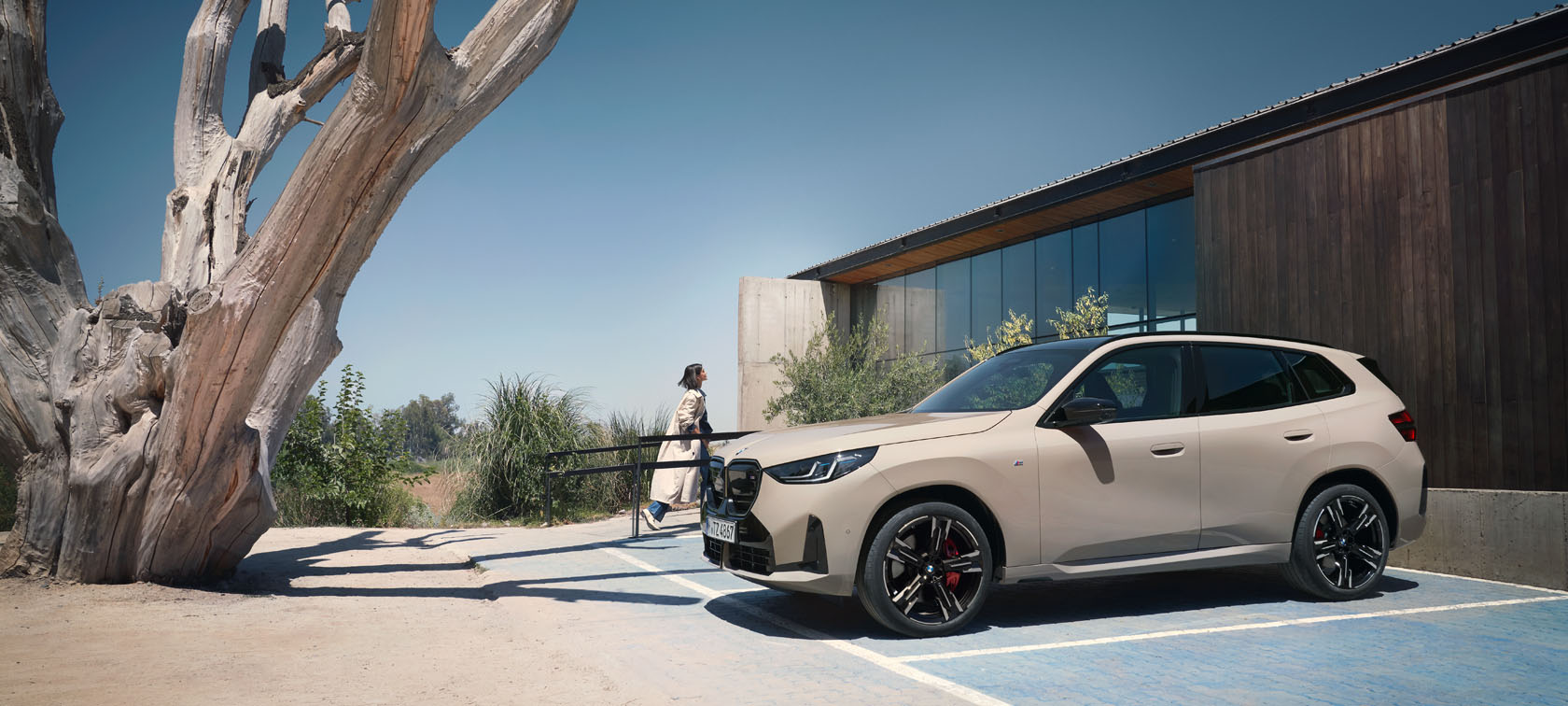 X3 M50 xDrive przenosi więcej M na drogę i wnosi więcej M w codzienne życie. Jego 6-cylindrowy rzędowy silnik benzynowy M TwinPower Turbo, adaptacyjny układ jezdny M i precyzyjny adaptacyjny sportowy układ kierowniczy są odpowiedzialne za bezpośrednie wyczucie podczas prowadzenia w połączeniu z wysokim komfortem również na długich trasach. Cztery końcówki wydechu, elementy aerodynamiczne w stylu M, ekskluzywna stylistyka kierownicy i wiele więcej. Również od strony wizualnej X3 M50 xDrive wyznacza własne standardy.